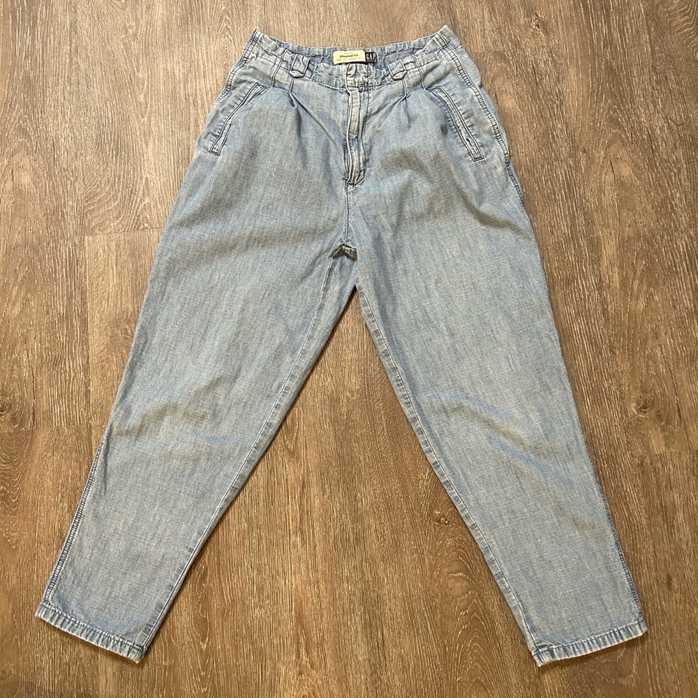 Gap women’s pleated fit high rise, tapered leg